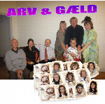 Collage af et billede af syv skuespillere, hundredkronesedler med aktørernes ansigter på, og titlen 'Arv og Gæld' med lilla skrift. I billedet ses tre skuespillere som sidder i en sofa, en fjerde sidder i en stol med hånden fuld af pengesedler, mens resten står bag hende.
