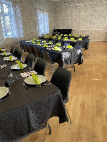 Bordene er flot dækket med sorte duge, og forårs lysegrønne servietter.